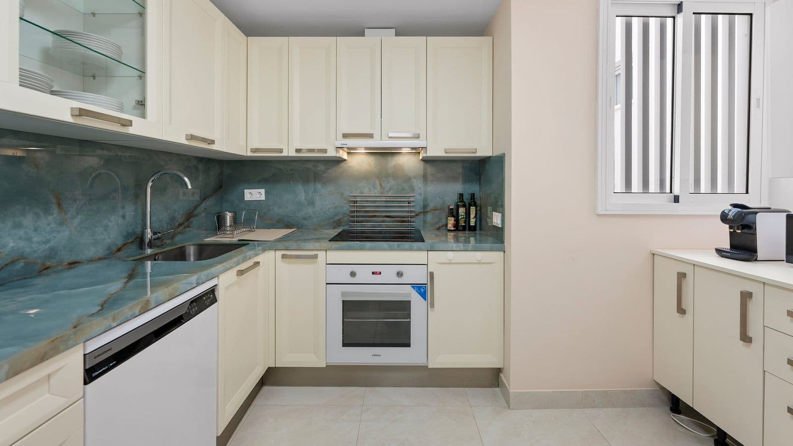 Two bedroom apartment in Estepona Gardens 4