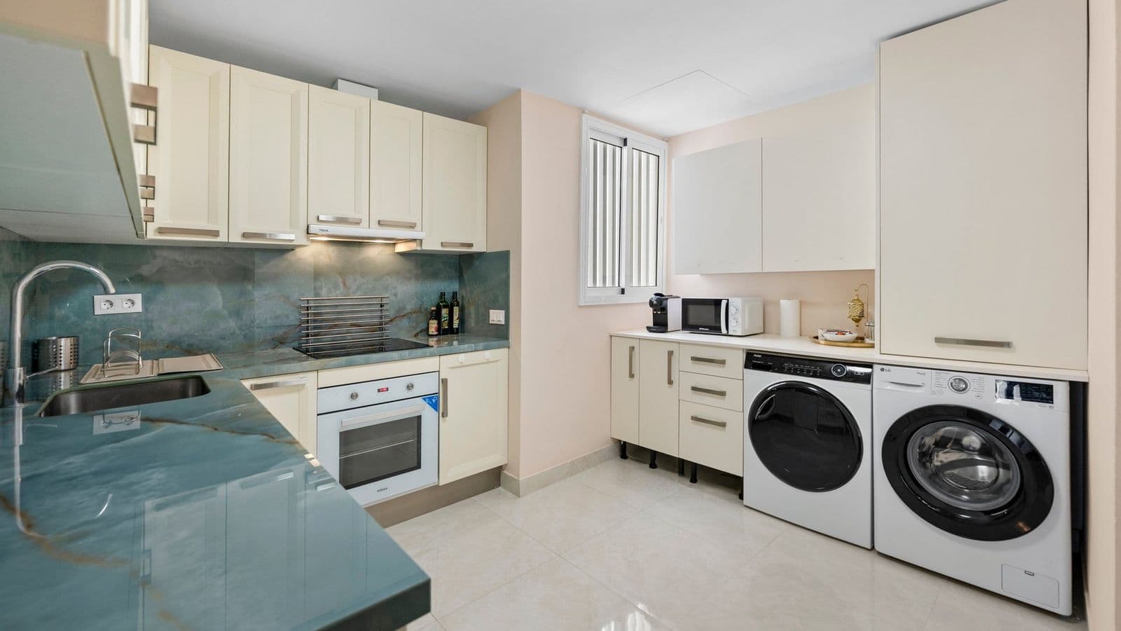 Two bedroom apartment in Estepona Gardens 5
