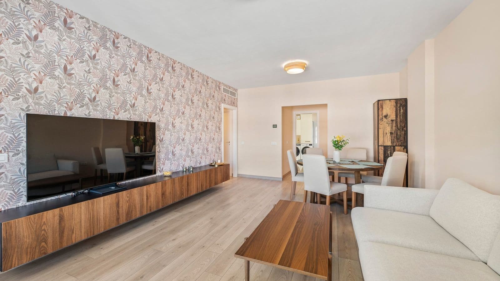 Two bedroom apartment in Estepona Gardens 11