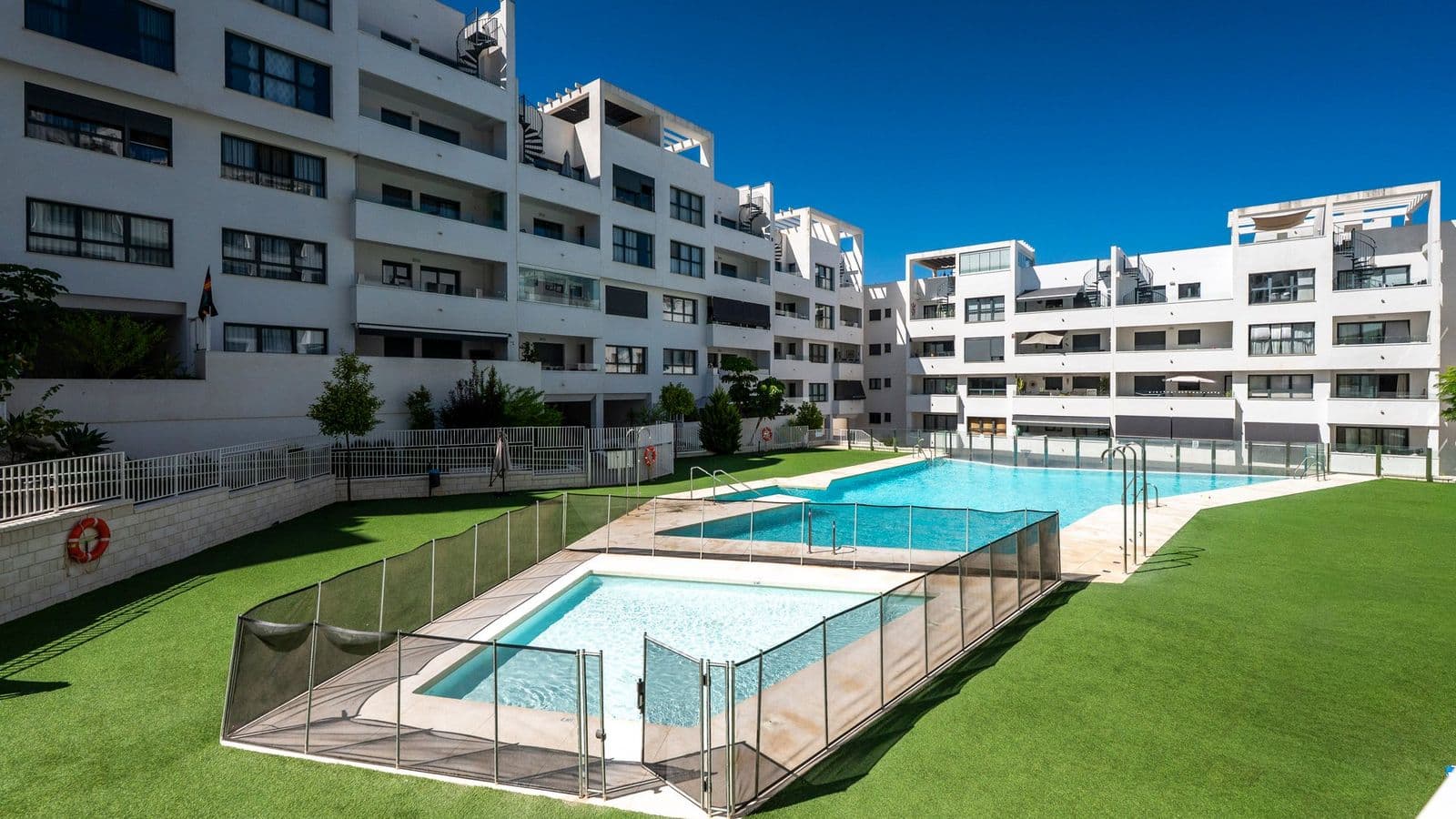 Two bedroom apartment in Estepona Gardens 16