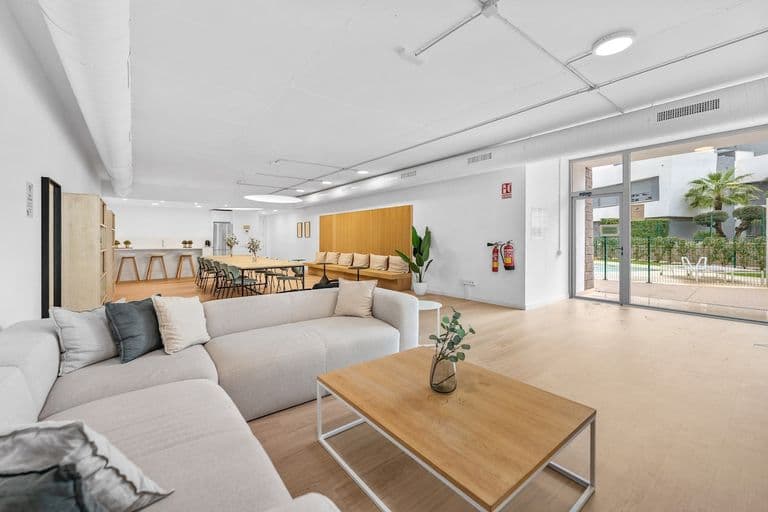 Spacious Garden Apartment with Balcony by Caseo 8