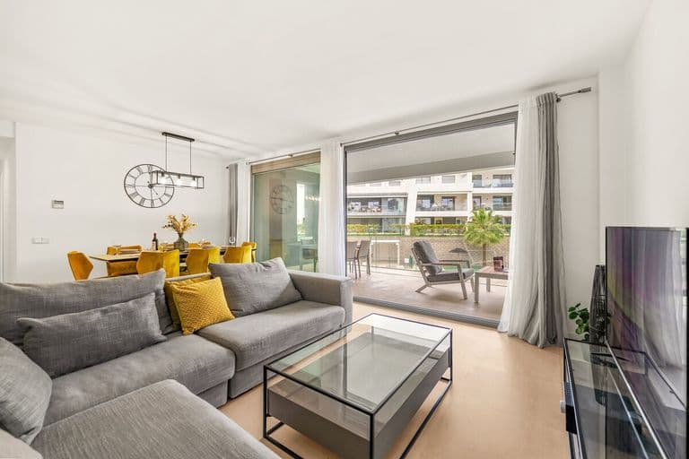 Spacious Garden Apartment with Balcony by Caseo 33