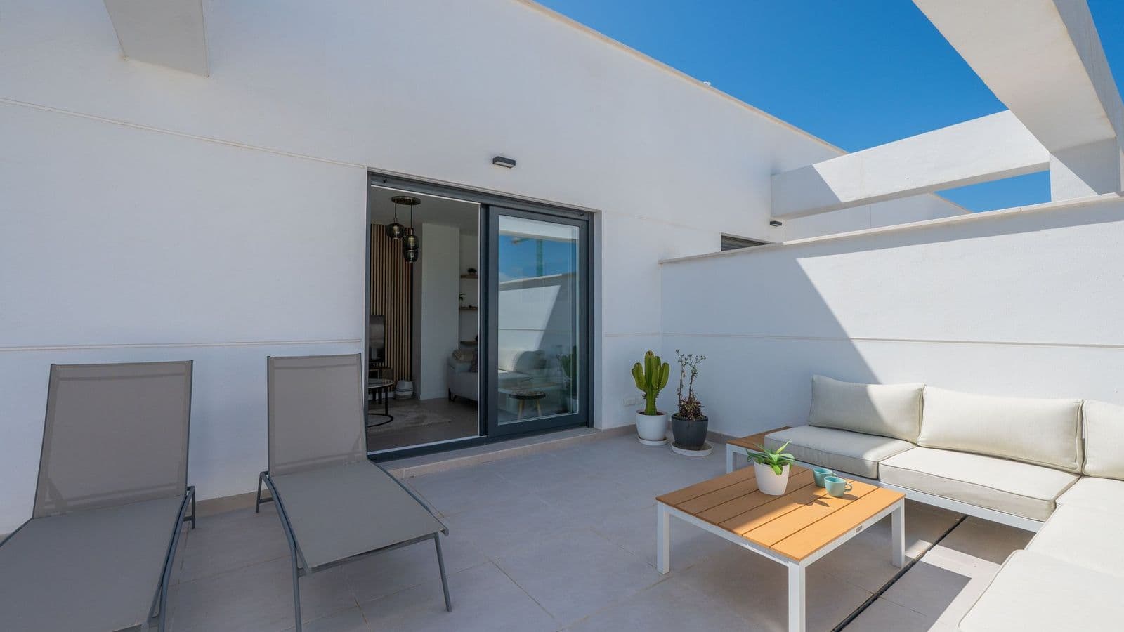 Bright Apartment with Private Terrace by Caseo 3
