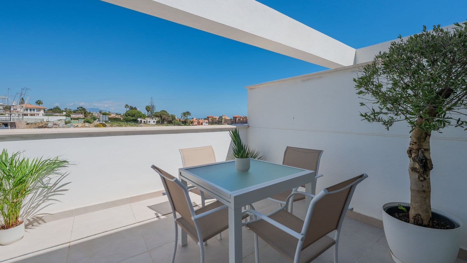 Bright Apartment with Private Terrace by Caseo 5