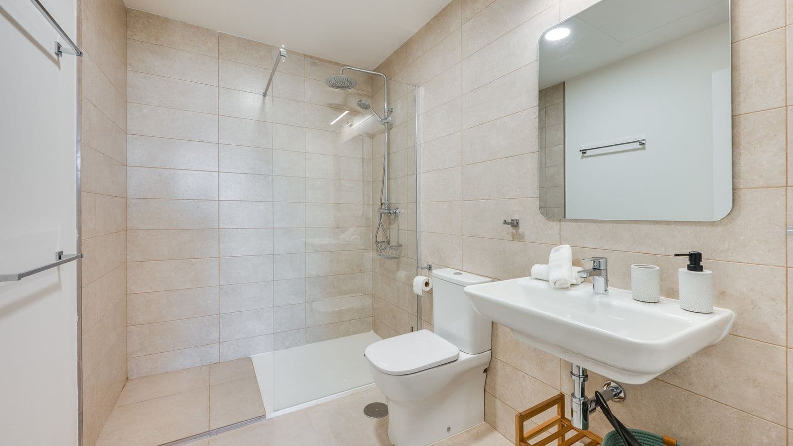 Stylish apartment with garden and sea views 3