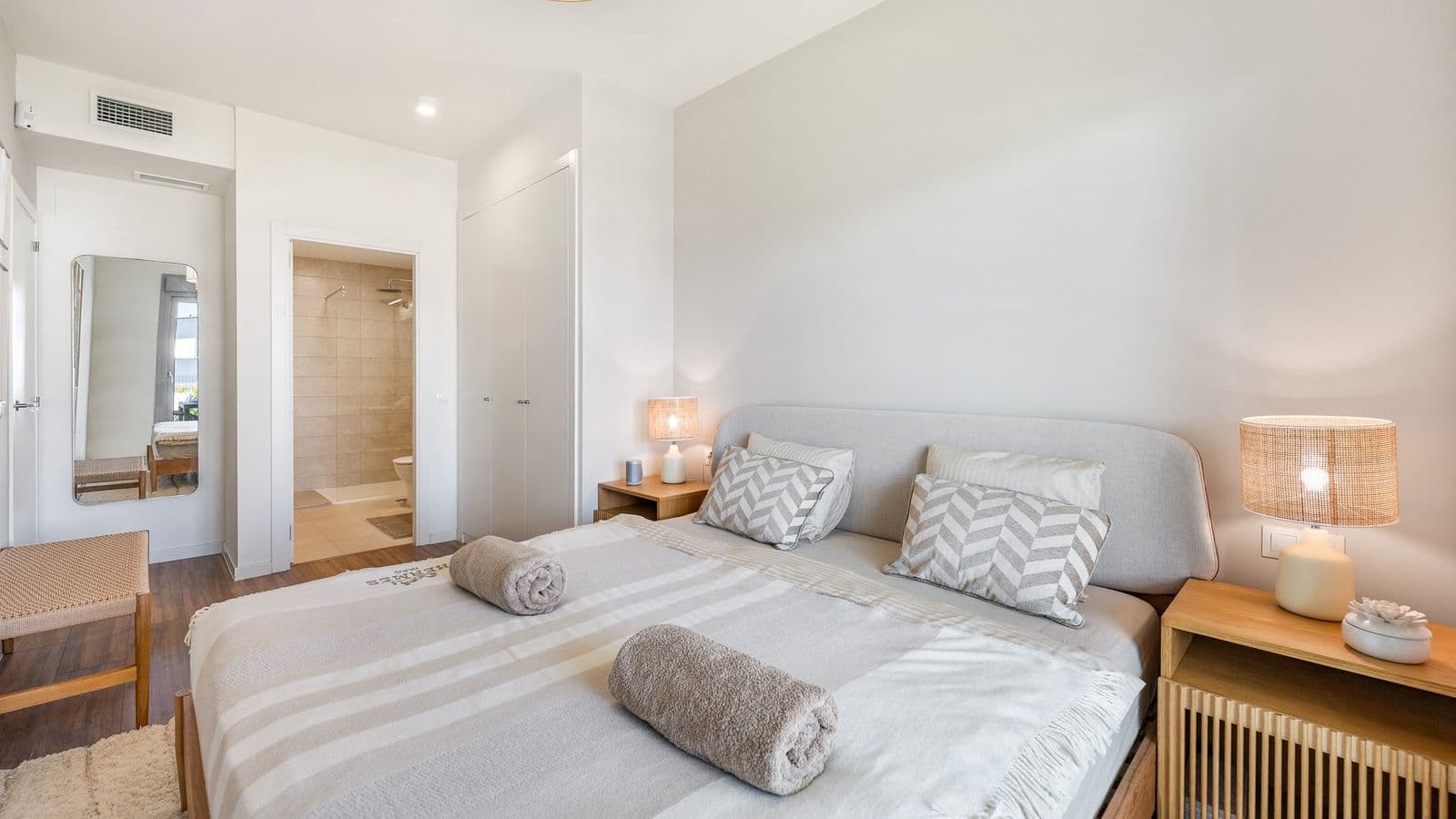 Stylish apartment with garden and sea views 4