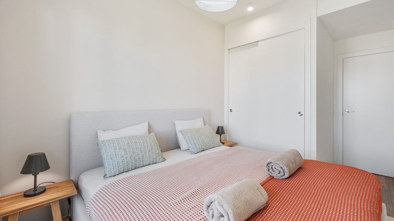 Stylish apartment with garden and sea views 10