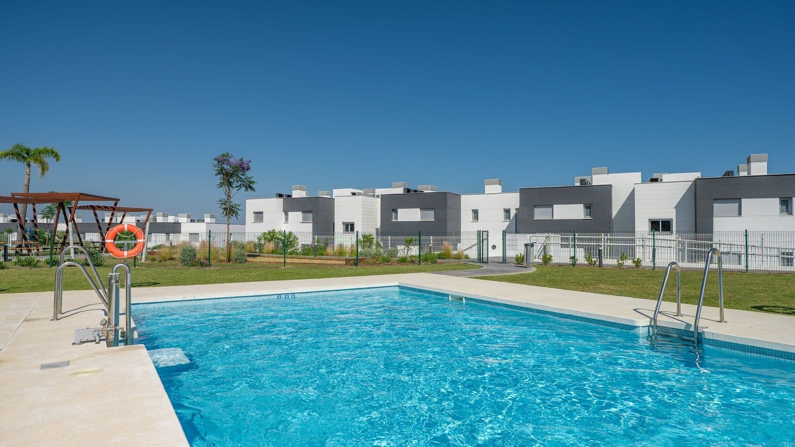Stylish apartment with garden and sea views 11