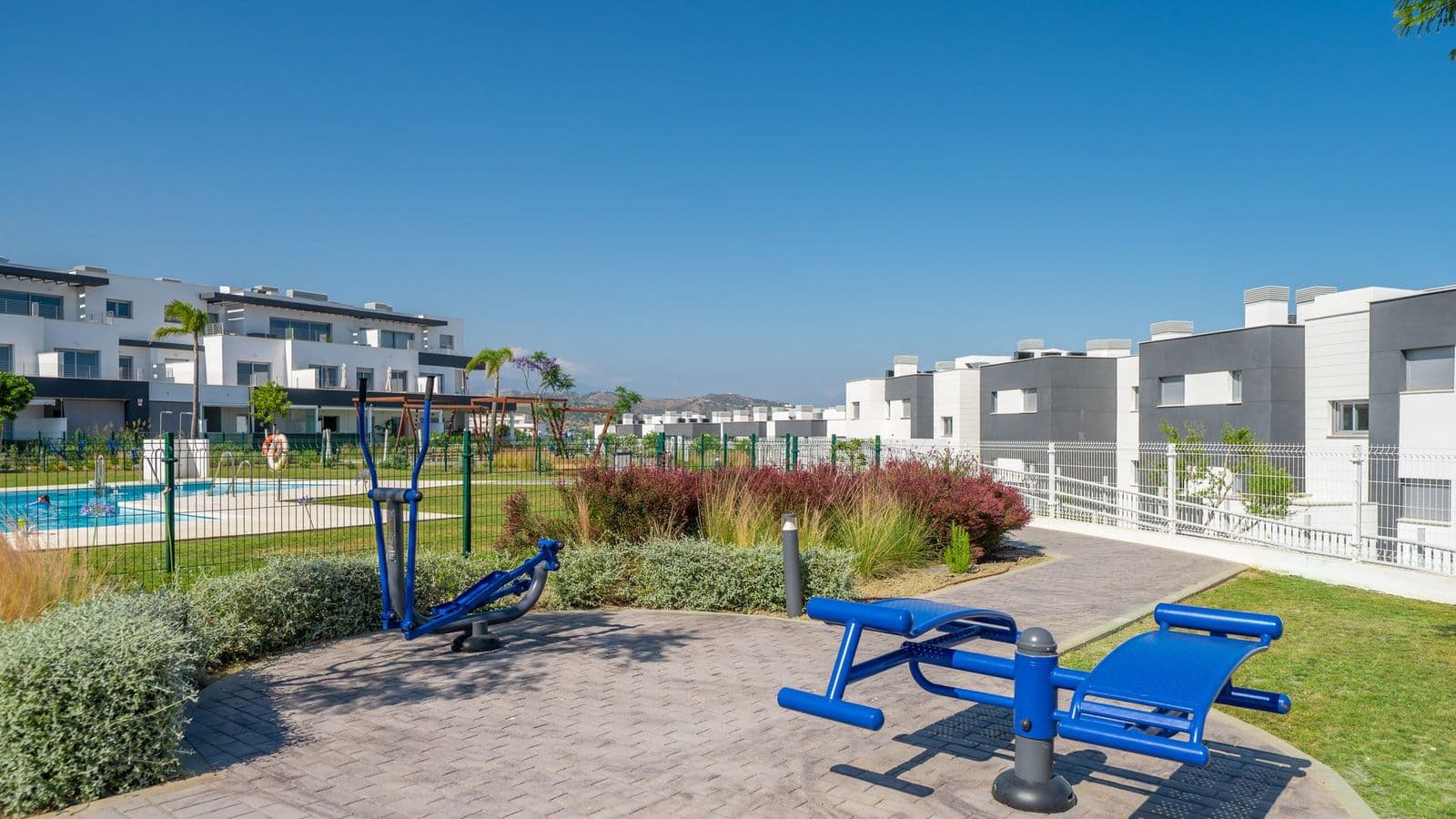 Stylish apartment with garden and sea views 20