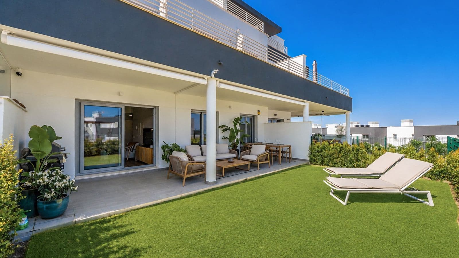Stylish apartment with garden and sea views 21