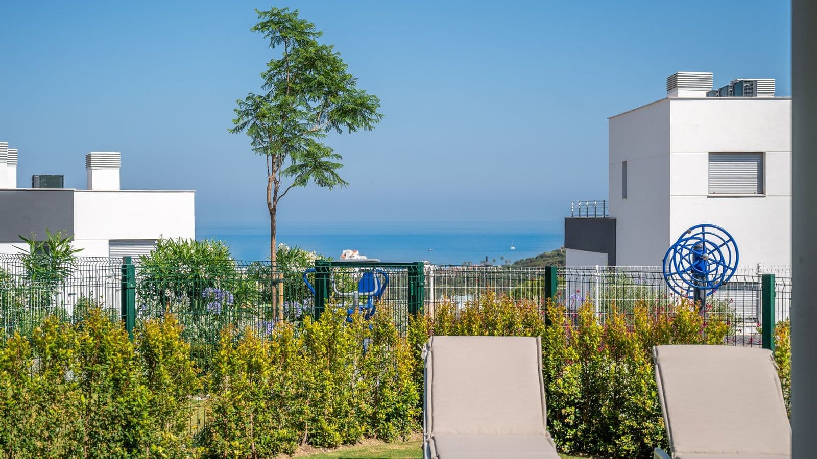 Stylish apartment with garden and sea views 24