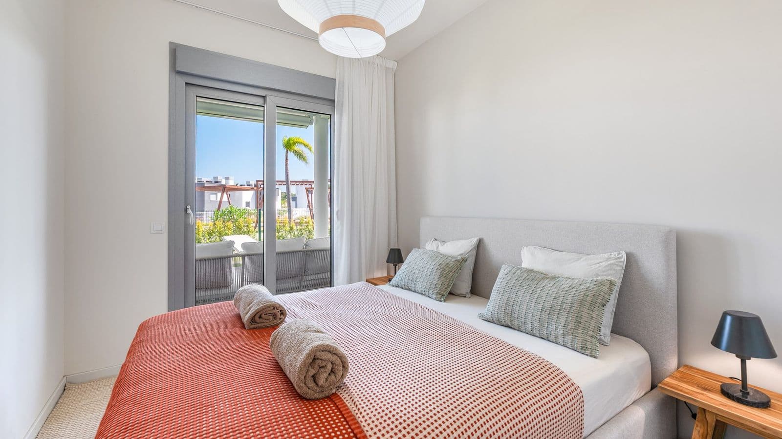 Stylish apartment with garden and sea views 27