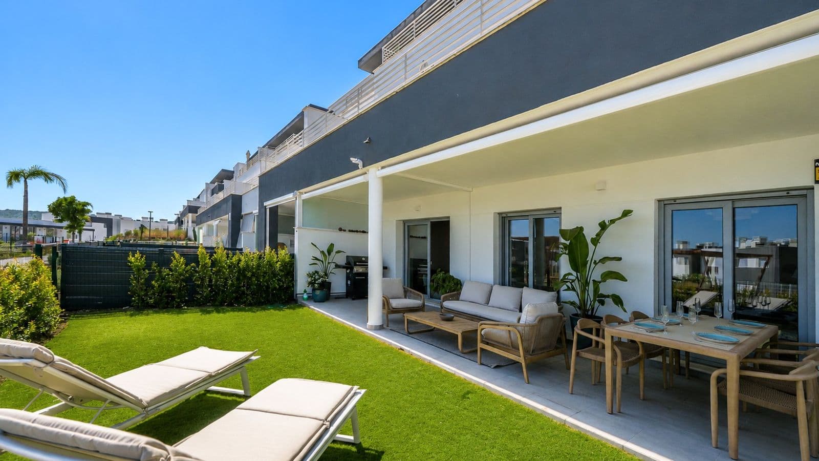 Stylish apartment with garden and sea views 35